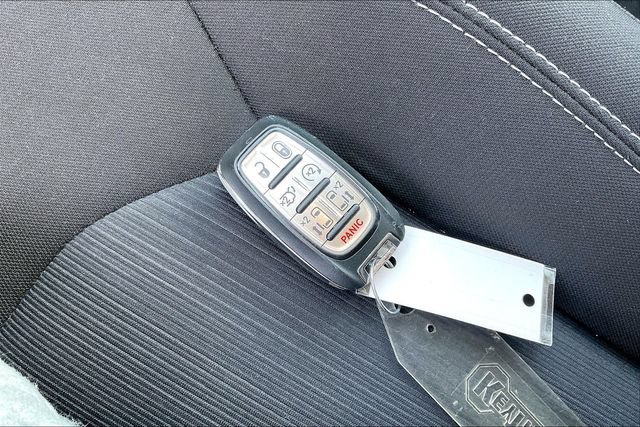 Used 2023 Chrysler Voyager LX FWD image 34