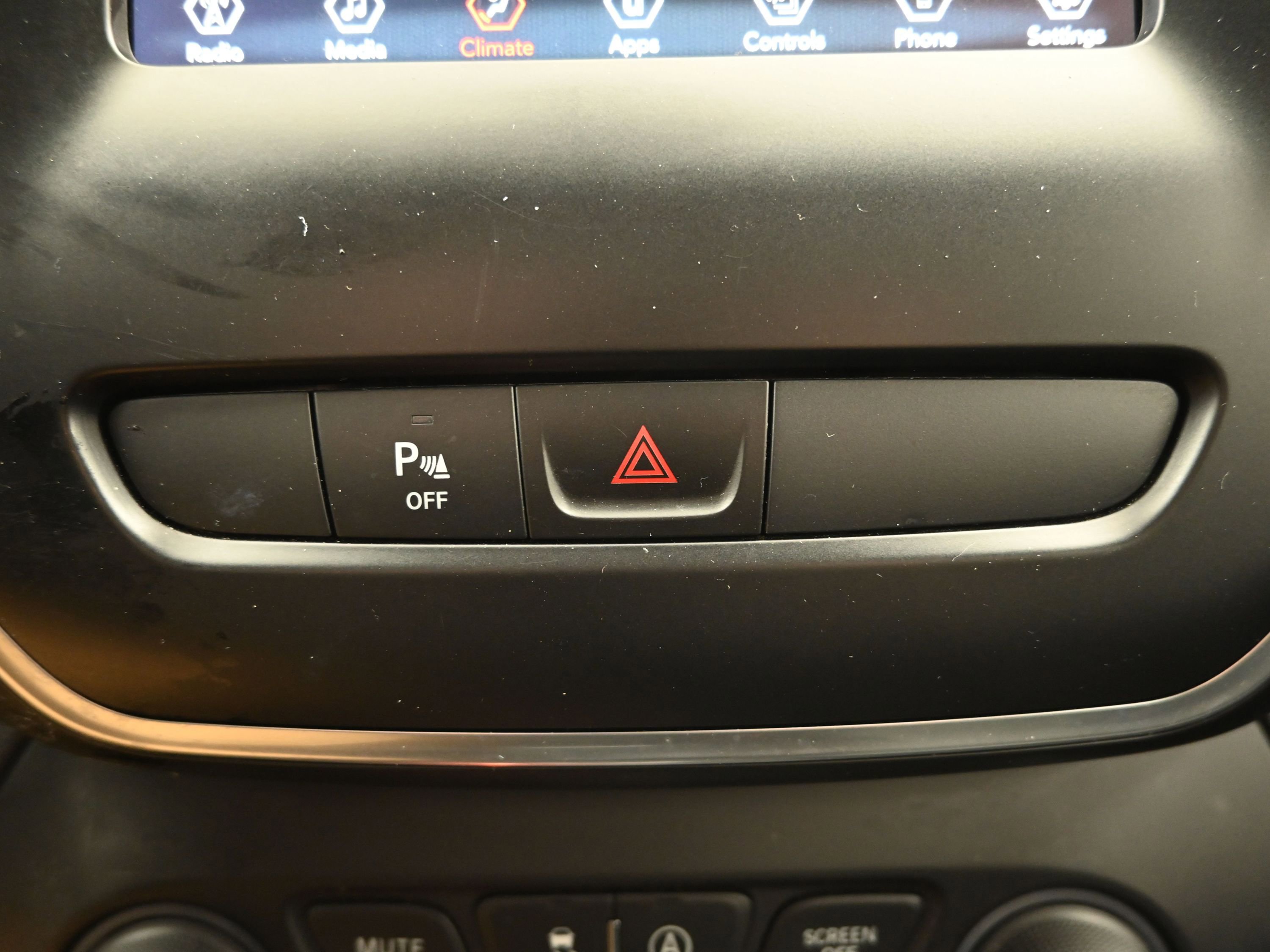 Used 2020 Jeep Cherokee Latitude Plus image 17