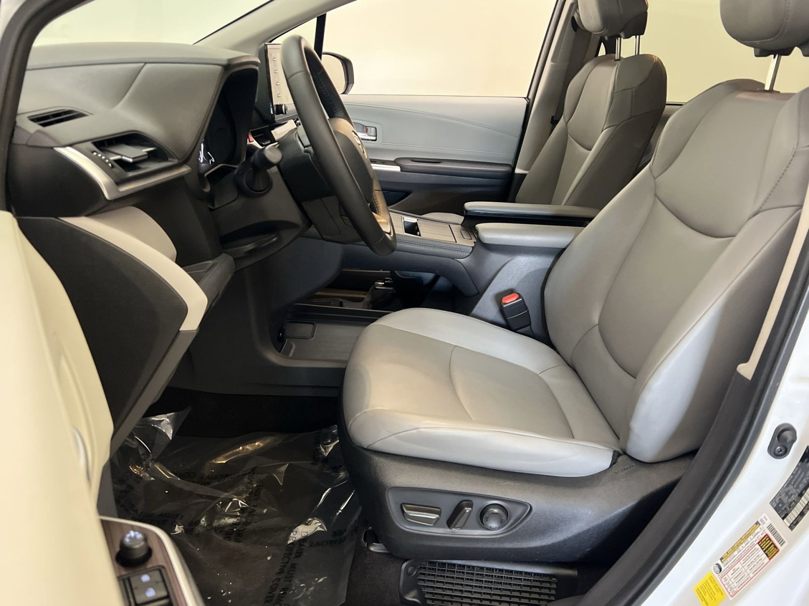 Used 2024 Toyota Sienna XLE image 11