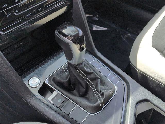 Used 2025 Volkswagen Taos SE w/ Panoramic Sunroof Package FWD image 12