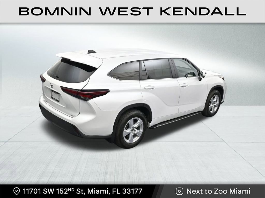 Used 2025 Toyota Highlander LE image 16