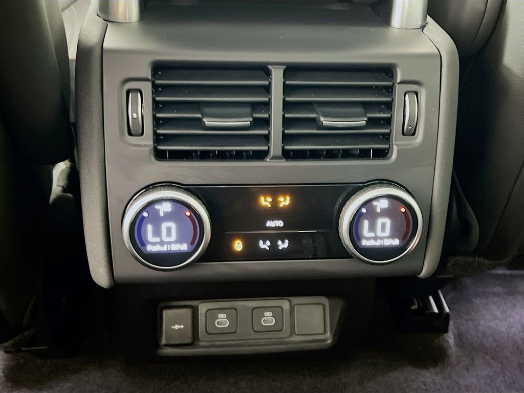 Used 2025 Land Rover Discovery Dynamic SE image 27