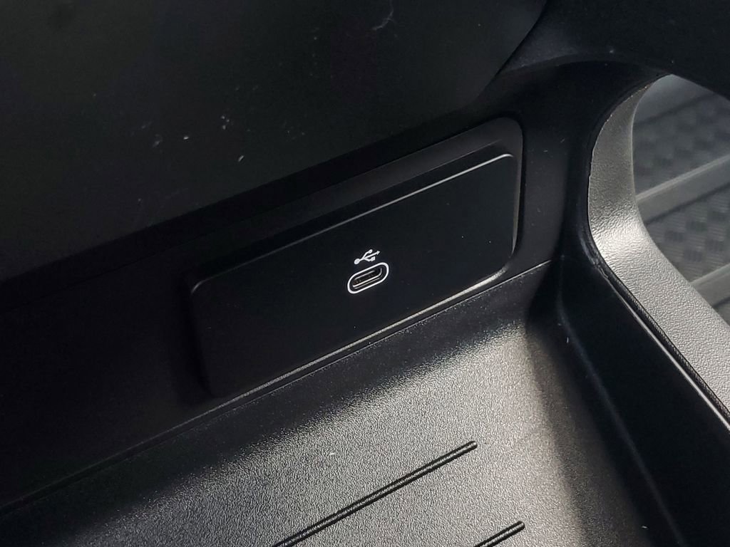 Certified 2025 Land Rover Defender 130 X-Dynamic SE image 27