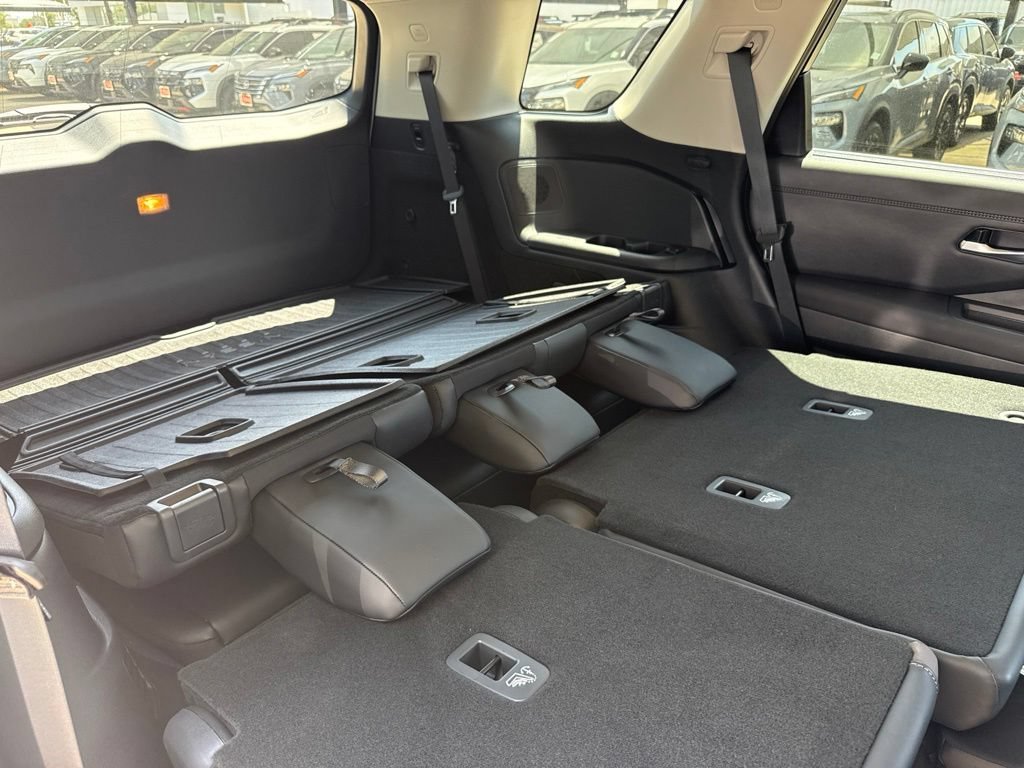 Certified 2025 Nissan Pathfinder Platinum w/ Cargo Package FWD image 31
