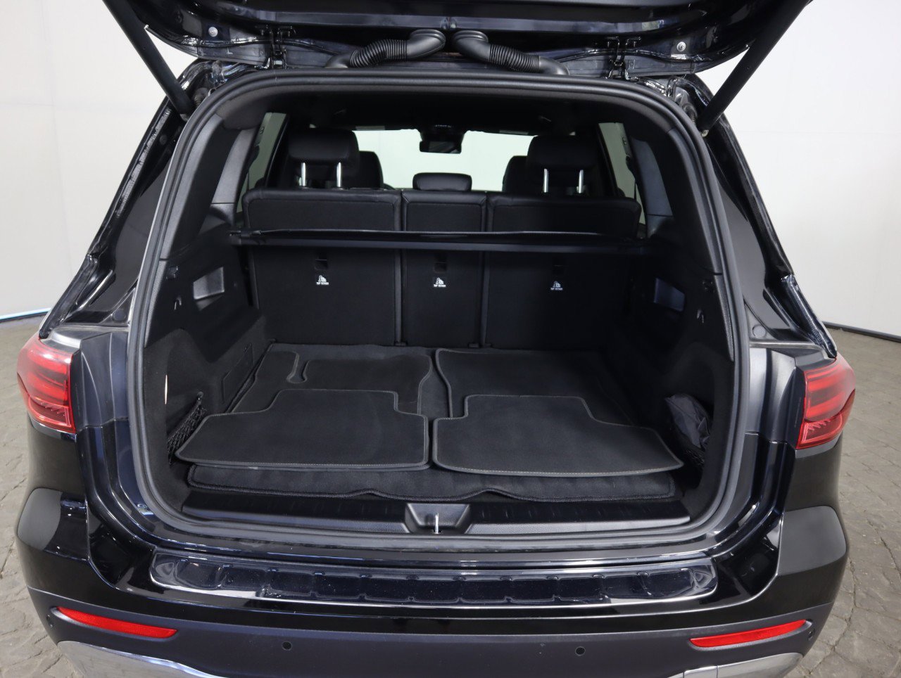 Used 2025 Mercedes-Benz GLB 250 4MATIC image 8