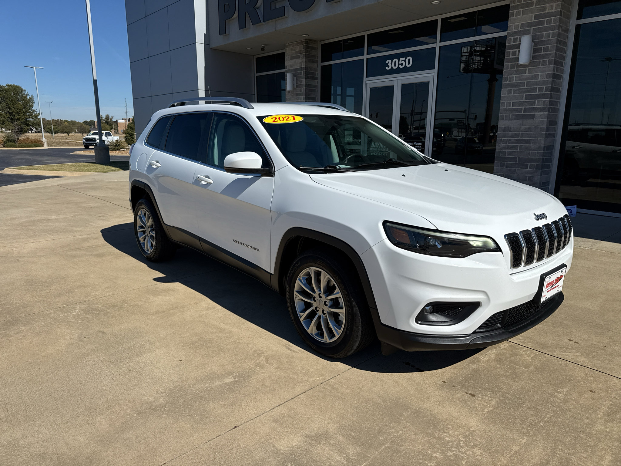 Used 2021 Jeep Cherokee Latitude Lux w/ Comfort/Convenience Group FWD image 1