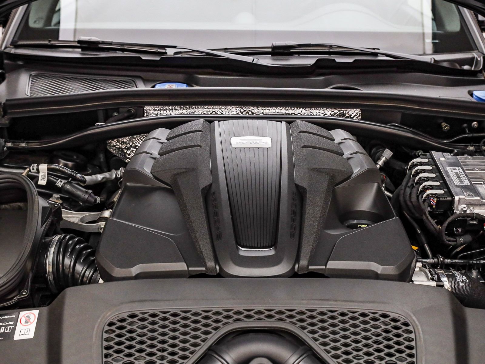 Certified 2025 Porsche Macan S AWD/4WD image 37