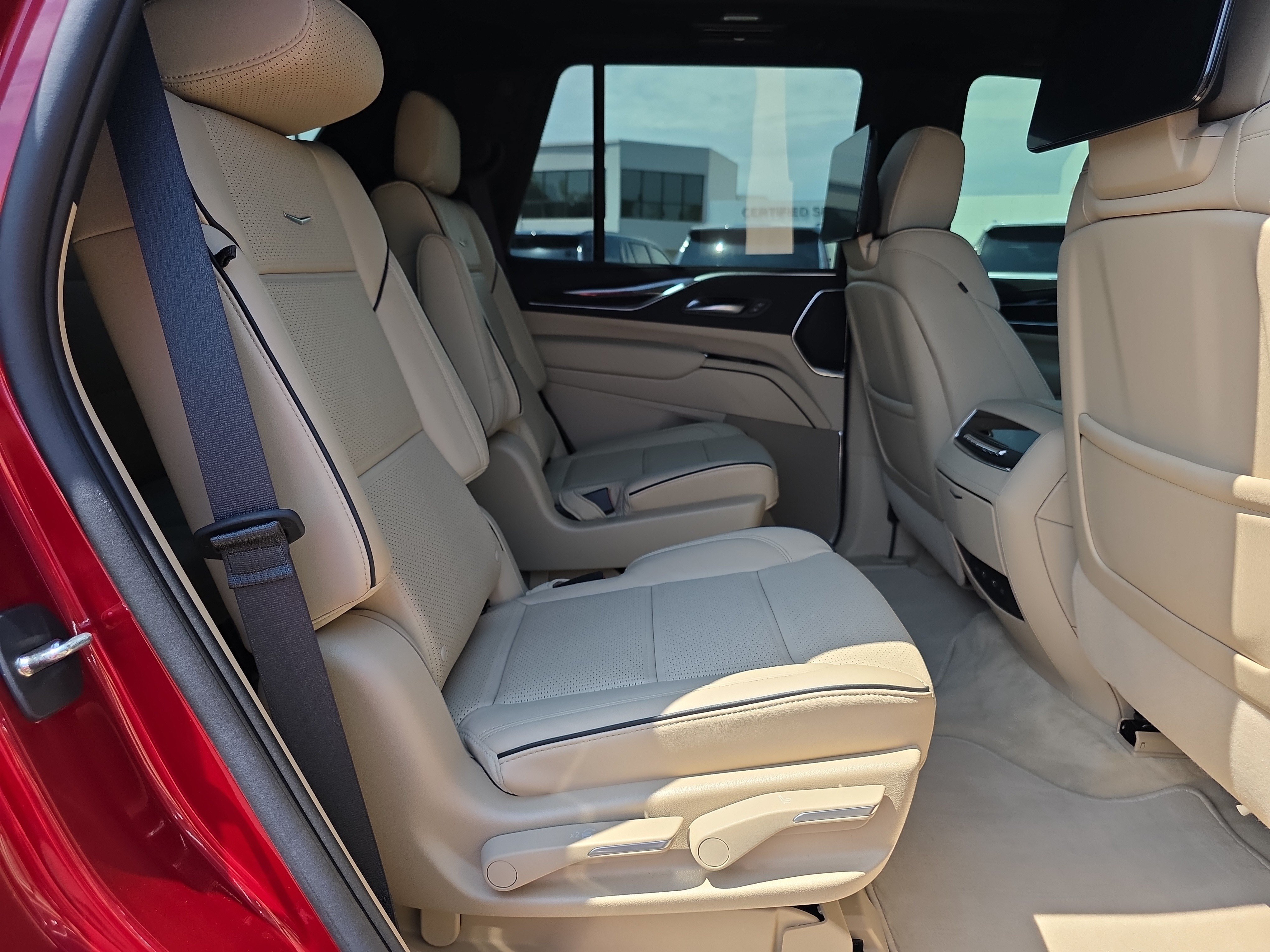 Used 2023 Cadillac Escalade Premium Luxury AWD/4WD image 17