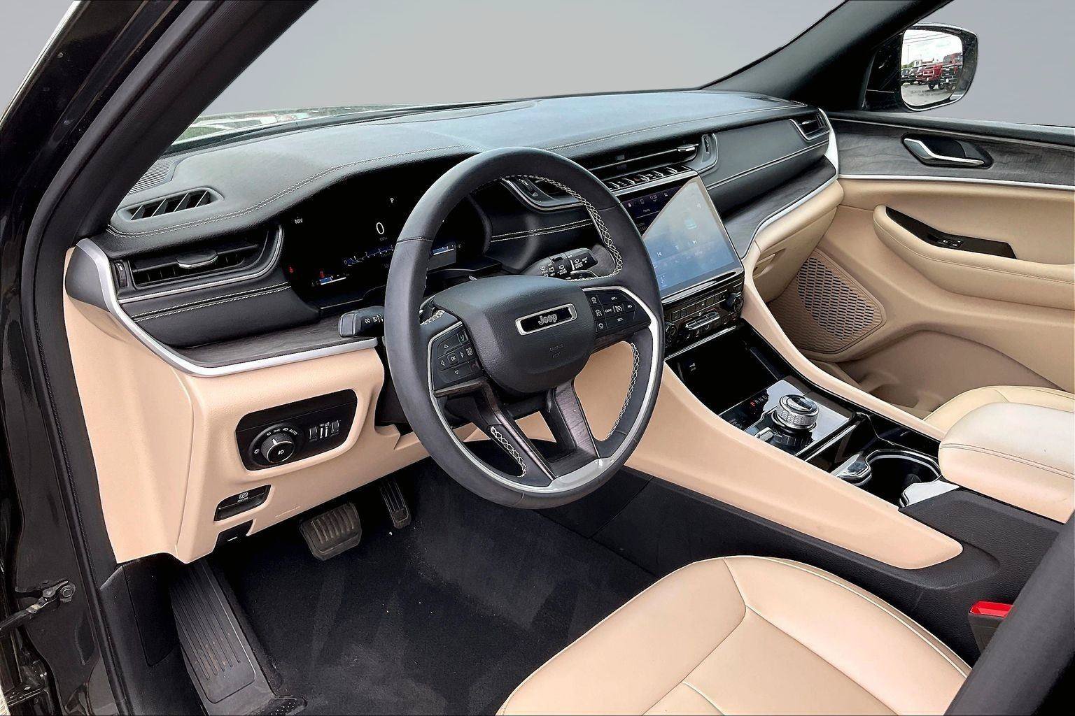 Used 2023 Jeep Grand Cherokee L Limited AWD/4WD image 15