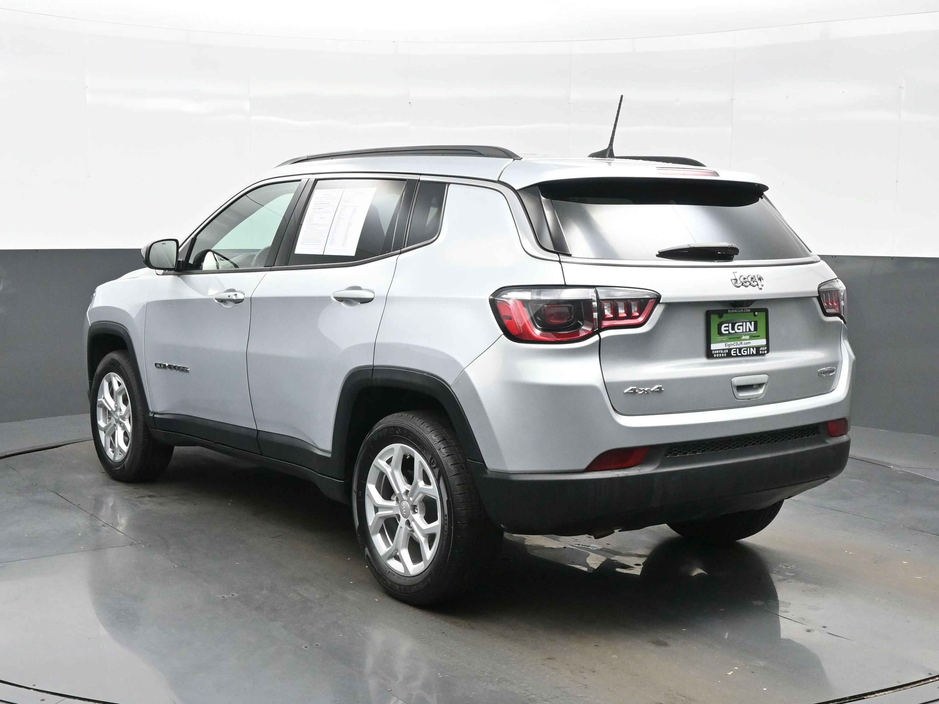 Used 2024 Jeep Compass Latitude AWD/4WD image 4