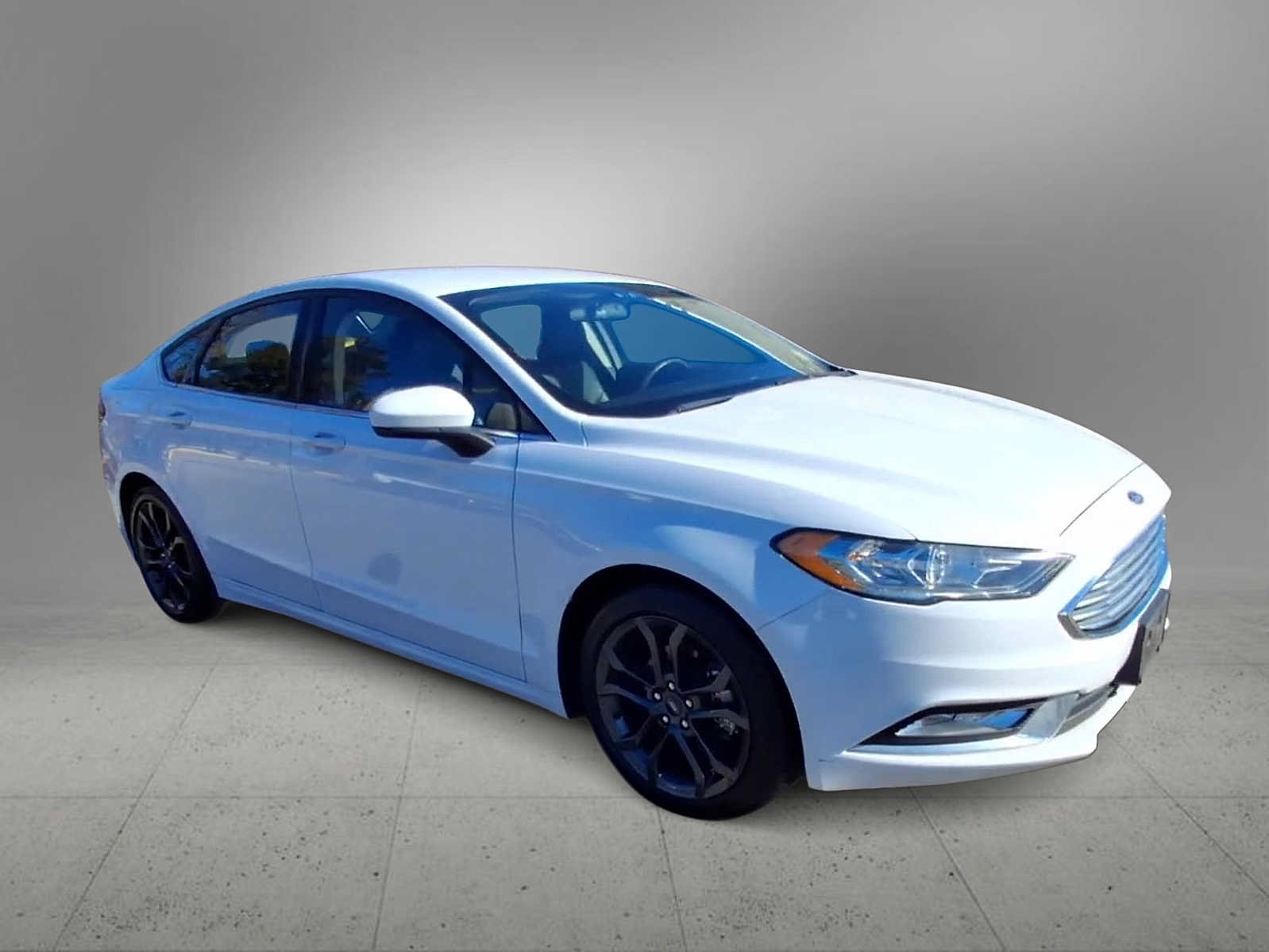 Used 2018 Ford Fusion SE w/ Equipment Group 201A FWD image 2