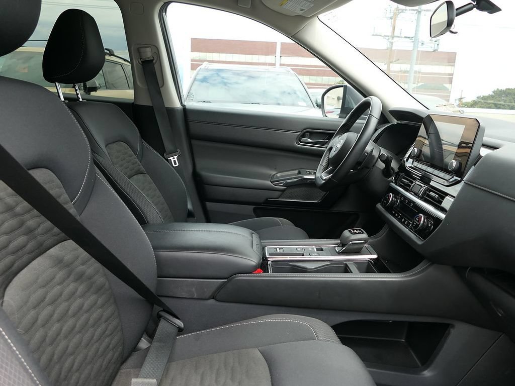 Used 2025 Nissan Pathfinder SV FWD image 40