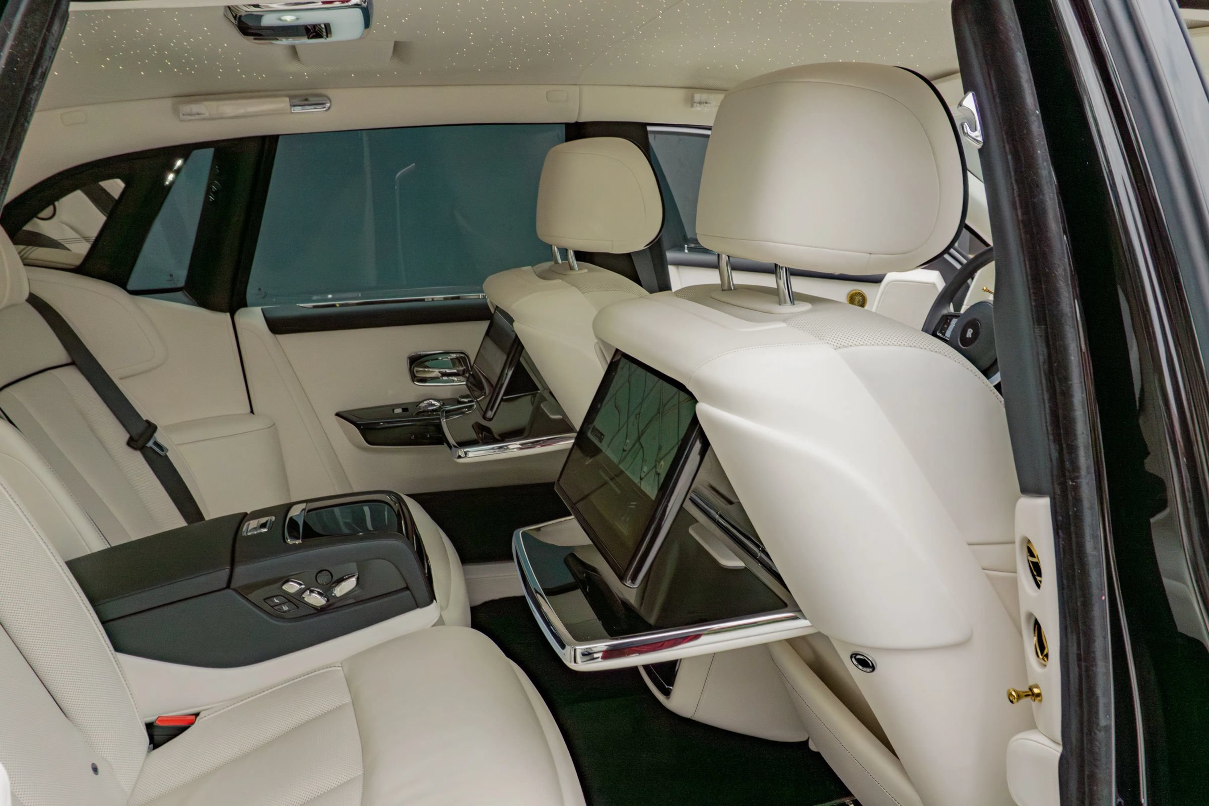 Used 2024 Rolls-Royce Phantom Sedan RWD image 75