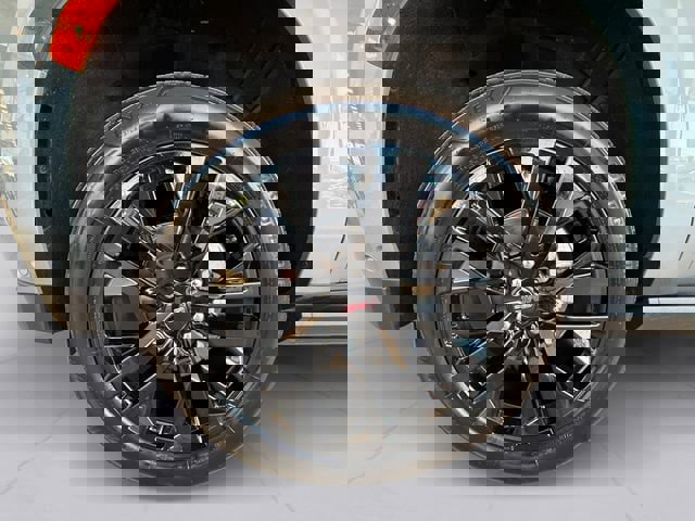 Used 2024 GMC Yukon XL Denali w/ Advanced Technology Package image 9