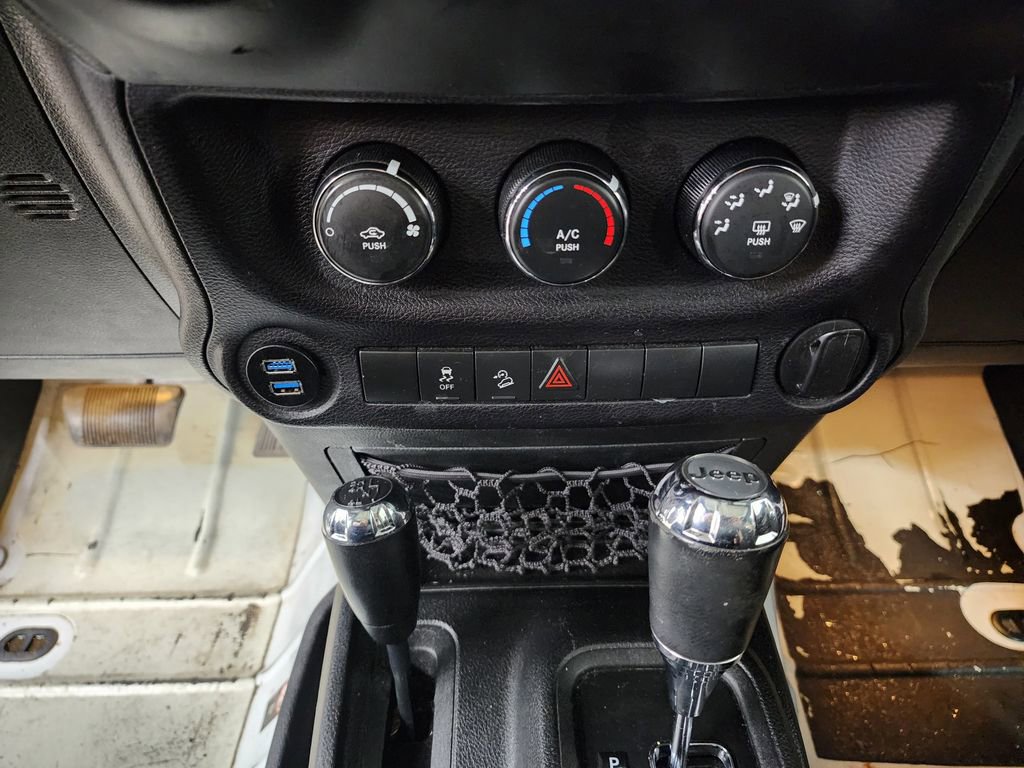 Used 2015 Jeep Wrangler Unlimited Sport w/ Connectivity Group image 17