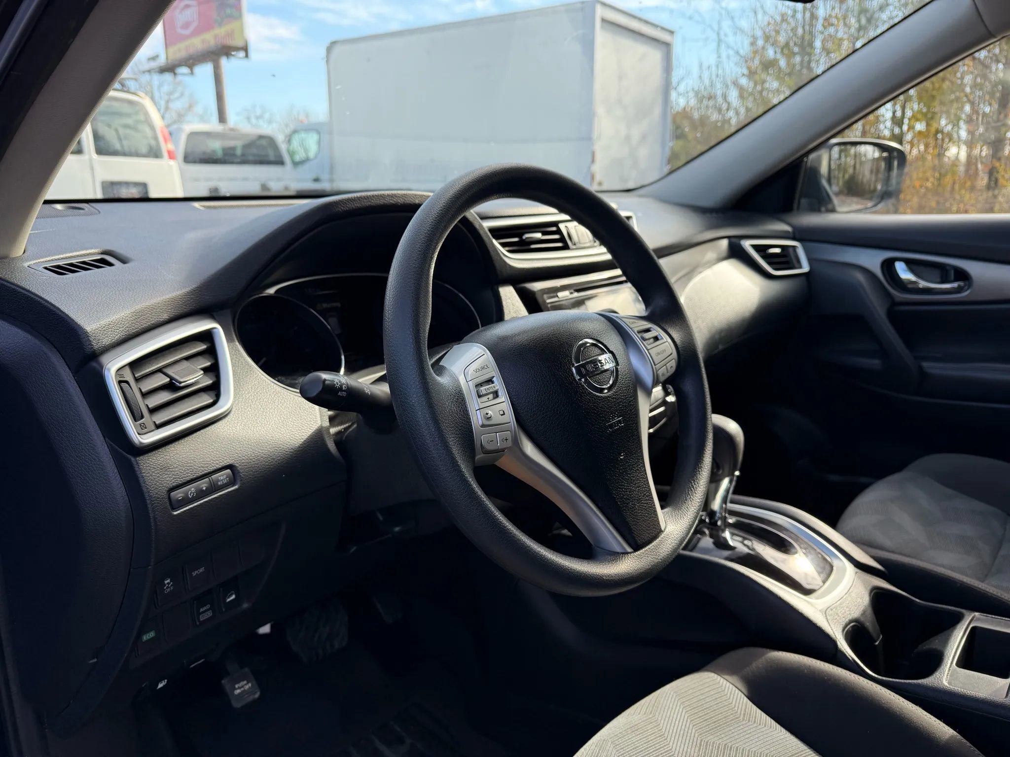 Used 2016 Nissan Rogue SV image 12