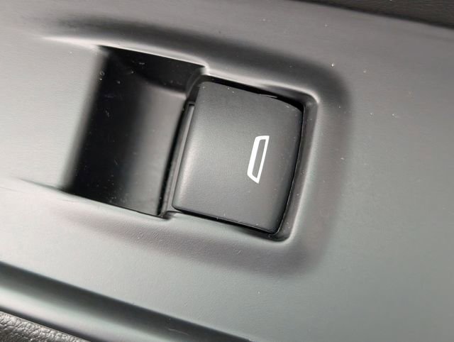 Used 2023 Chevrolet Traverse LT image 35