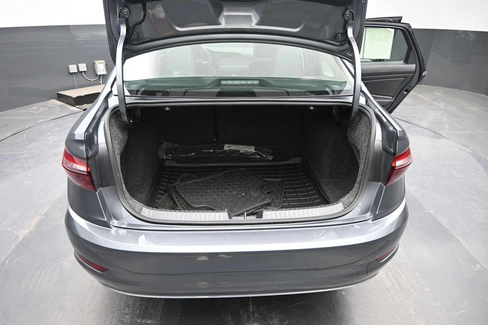Used 2021 Volkswagen Jetta SE FWD image 14