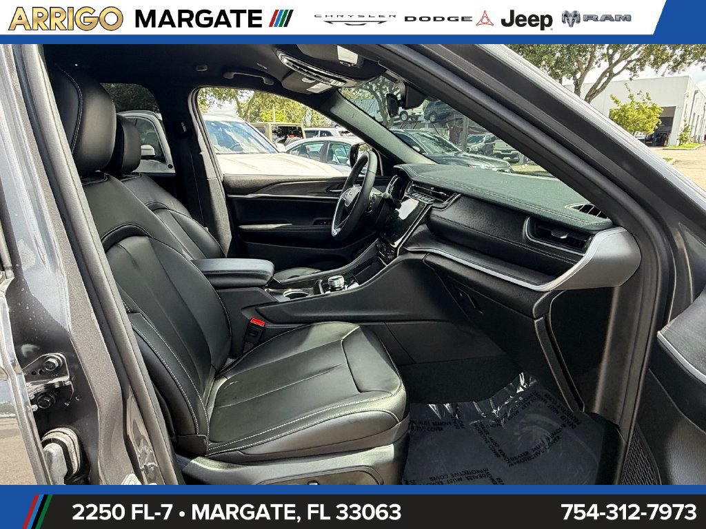 Certified 2025 Jeep Grand Cherokee Limited w/ Black Appearance Package RWD image 17
