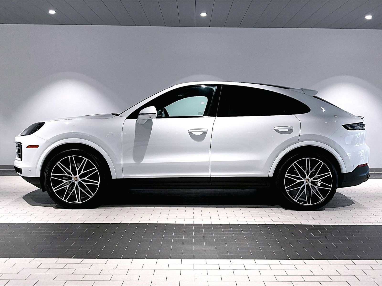 Used 2025 Porsche Cayenne Coupe image 2