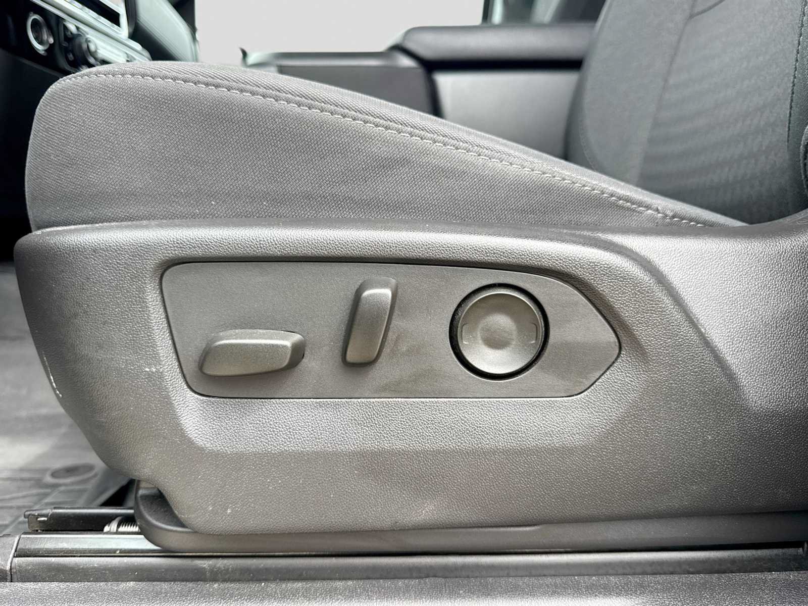 Used 2023 Chevrolet Silverado 1500 LT AWD/4WD image 16