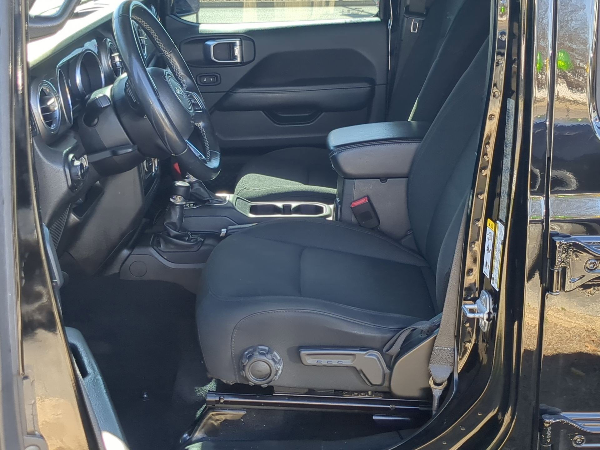 Used 2018 Jeep Wrangler Unlimited Sahara image 11