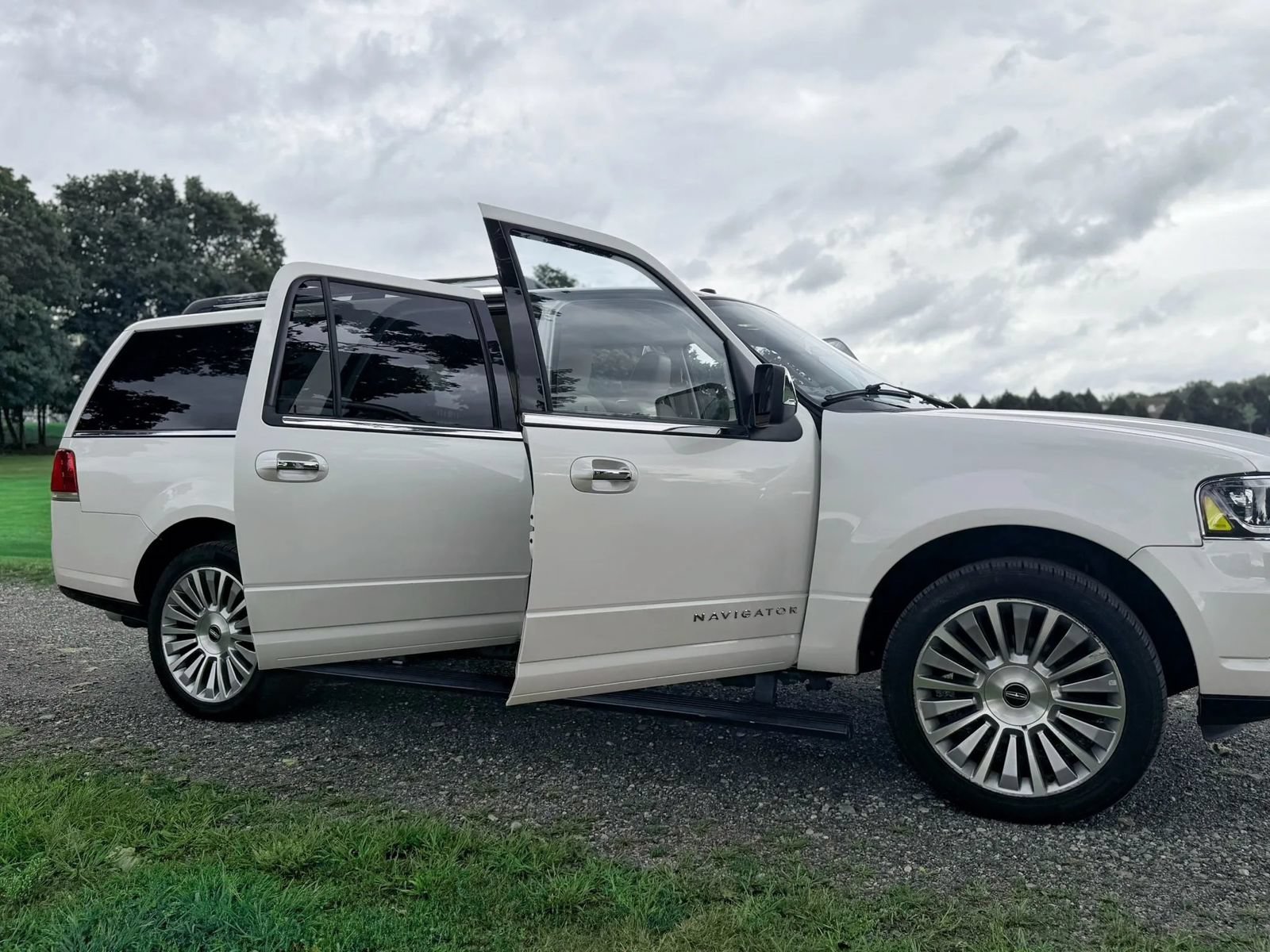 Used 2015 Lincoln Navigator L 4WD w/ Equipment Group 101A Reserve image 93