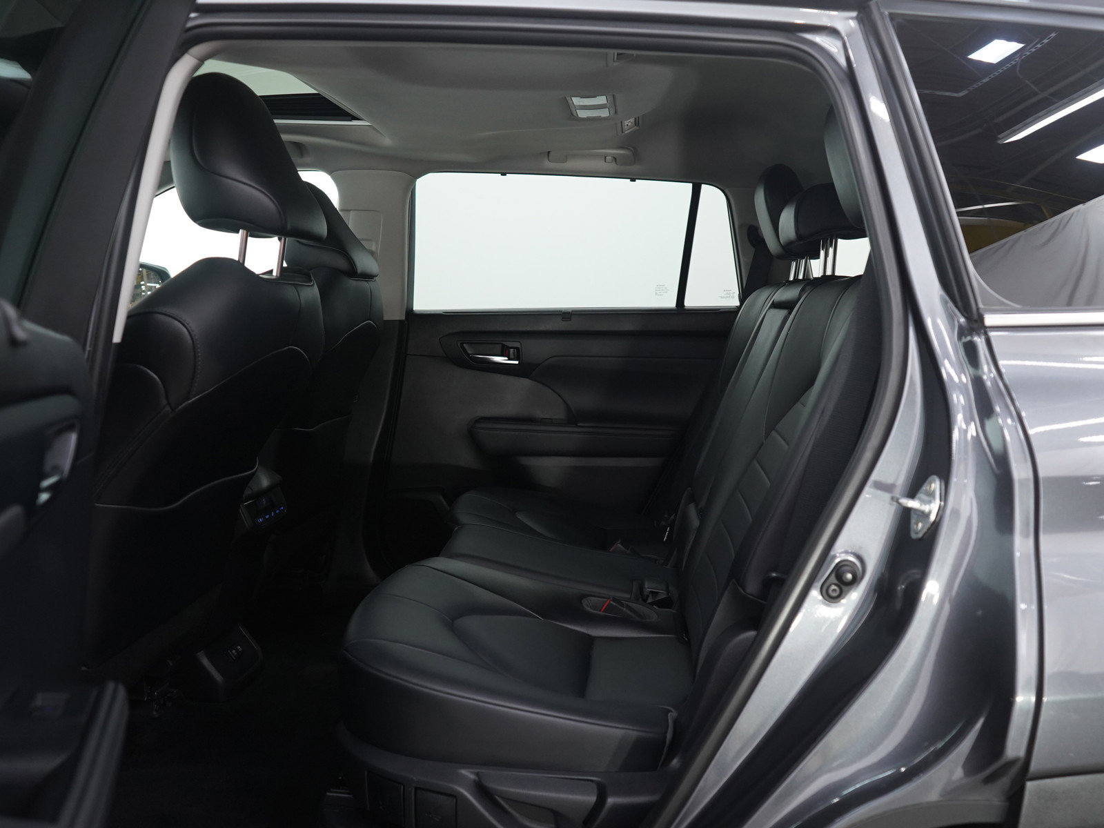 Used 2021 Toyota Highlander XLE image 19