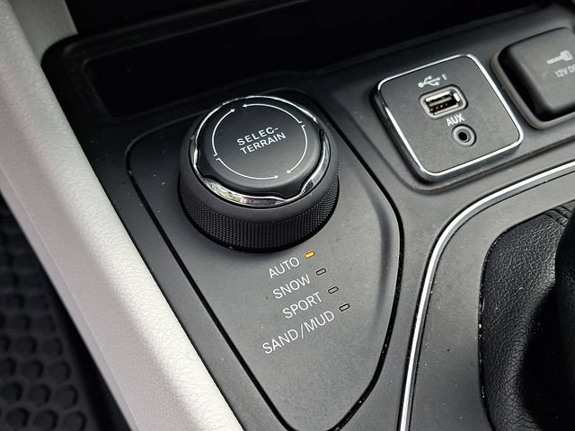 Certified 2020 Jeep Cherokee Latitude Plus w/ Cold Weather Group AWD/4WD image 23