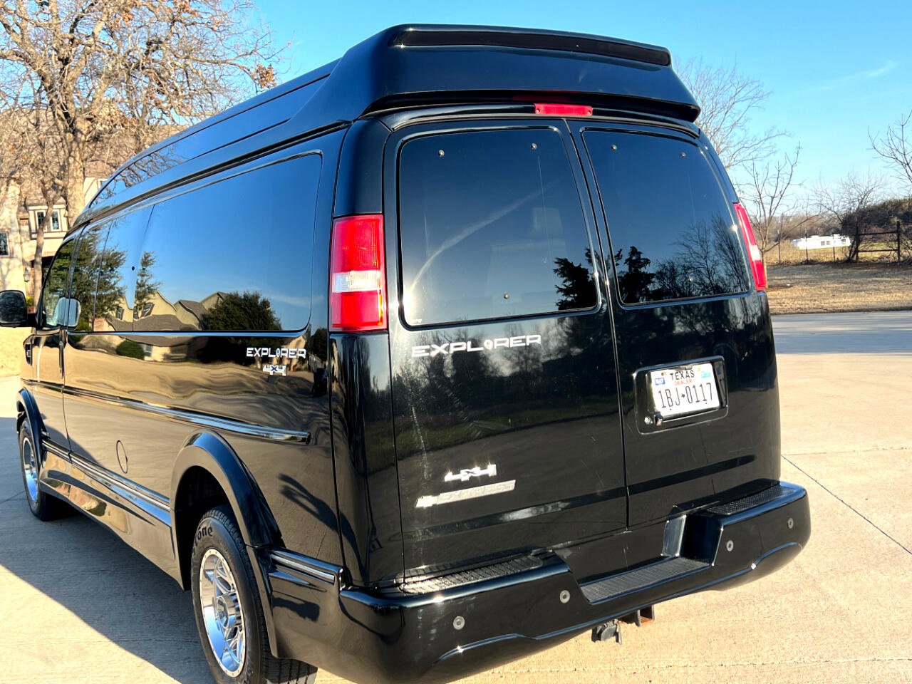 Used 2017 Chevrolet Express 2500 Extended image 9