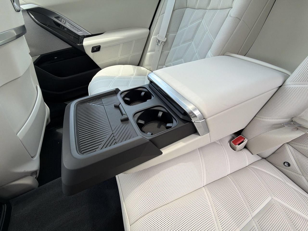 Certified 2025 BMW 740i xDrive AWD/4WD image 29