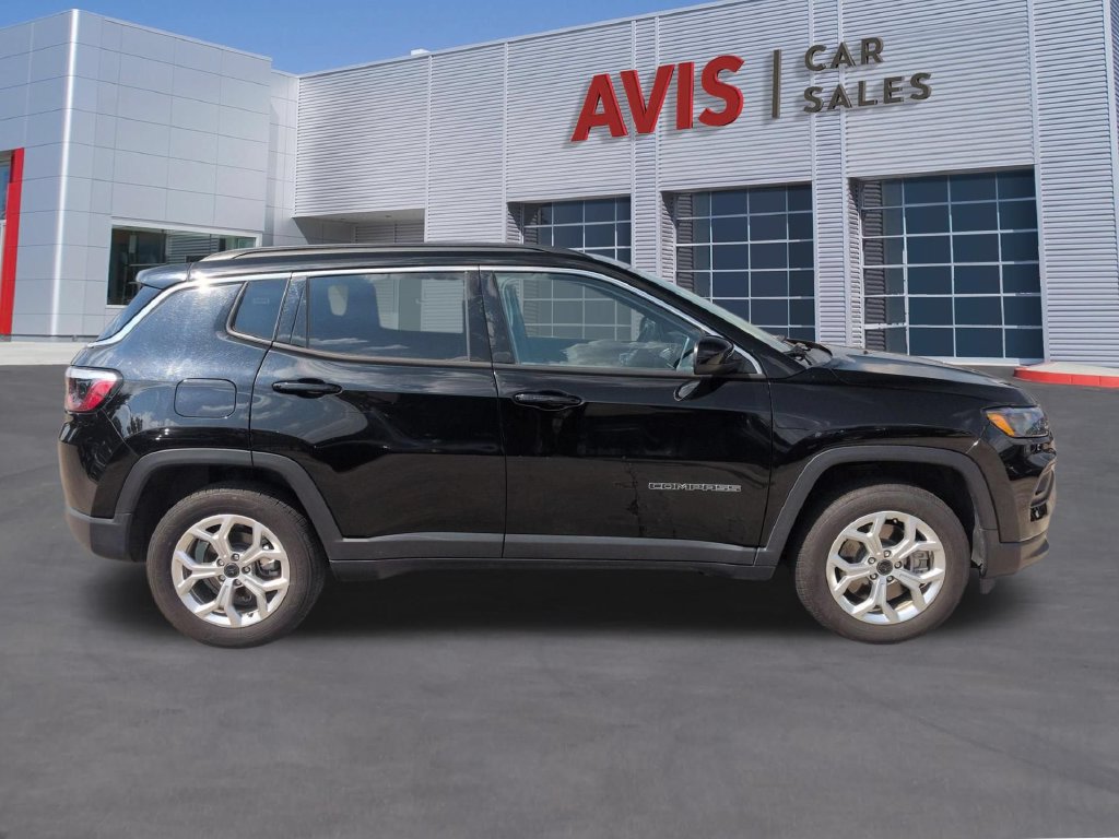 Used 2025 Jeep Compass Latitude w/ Sun & Sound Group AWD/4WD image 5