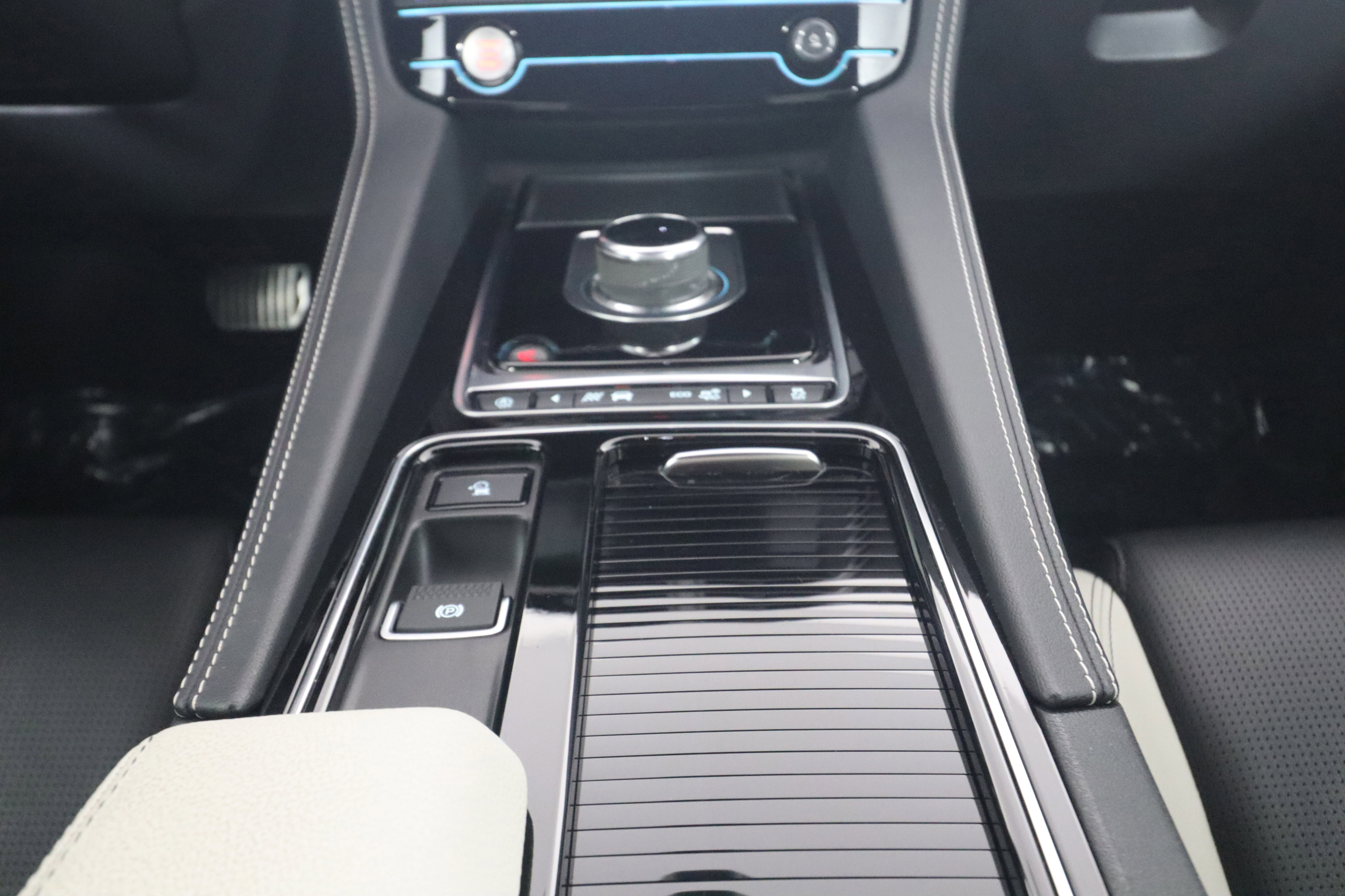 Used 2019 Jaguar F-PACE S AWD/4WD image 18