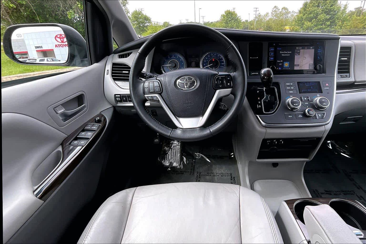 Used 2017 Toyota Sienna XLE w/ XLE Navigation Package FWD image 6