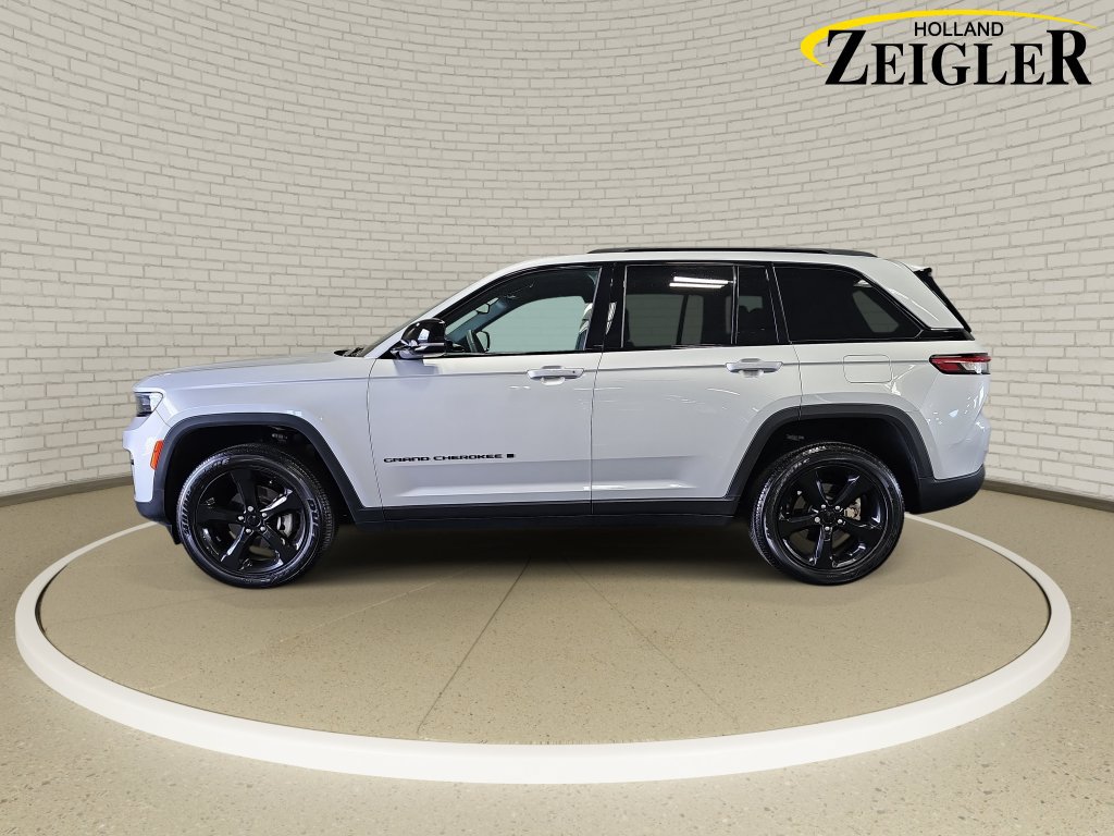 Used 2023 Jeep Grand Cherokee Altitude AWD/4WD image 8