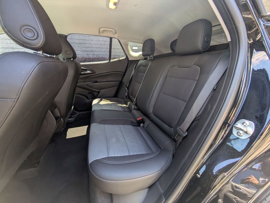 Used 2025 Chevrolet Trax LT w/ LT Convenience Package FWD image 26
