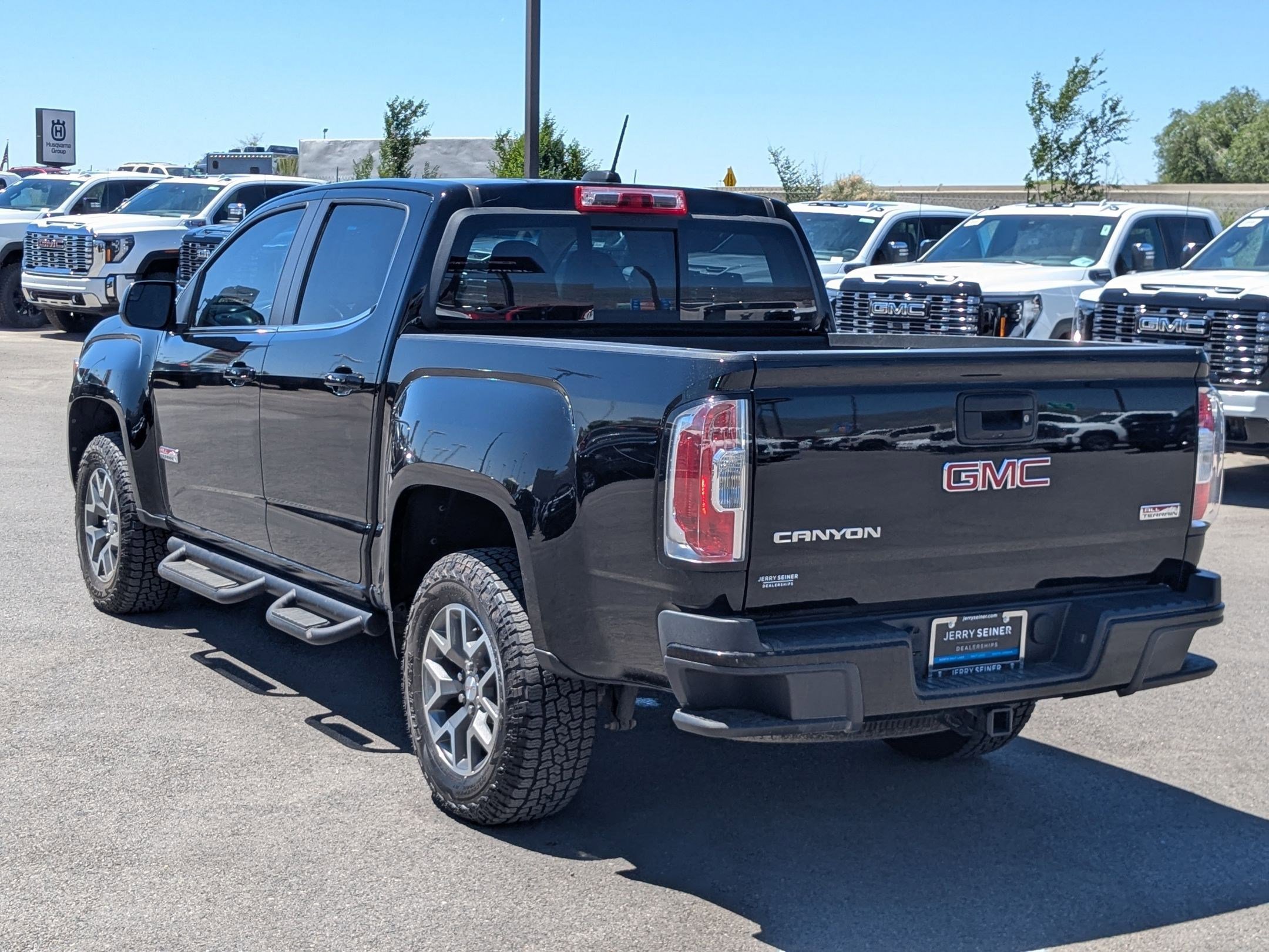Used 2015 GMC Canyon SLE w/ All-Terrain Package AWD/4WD image 3