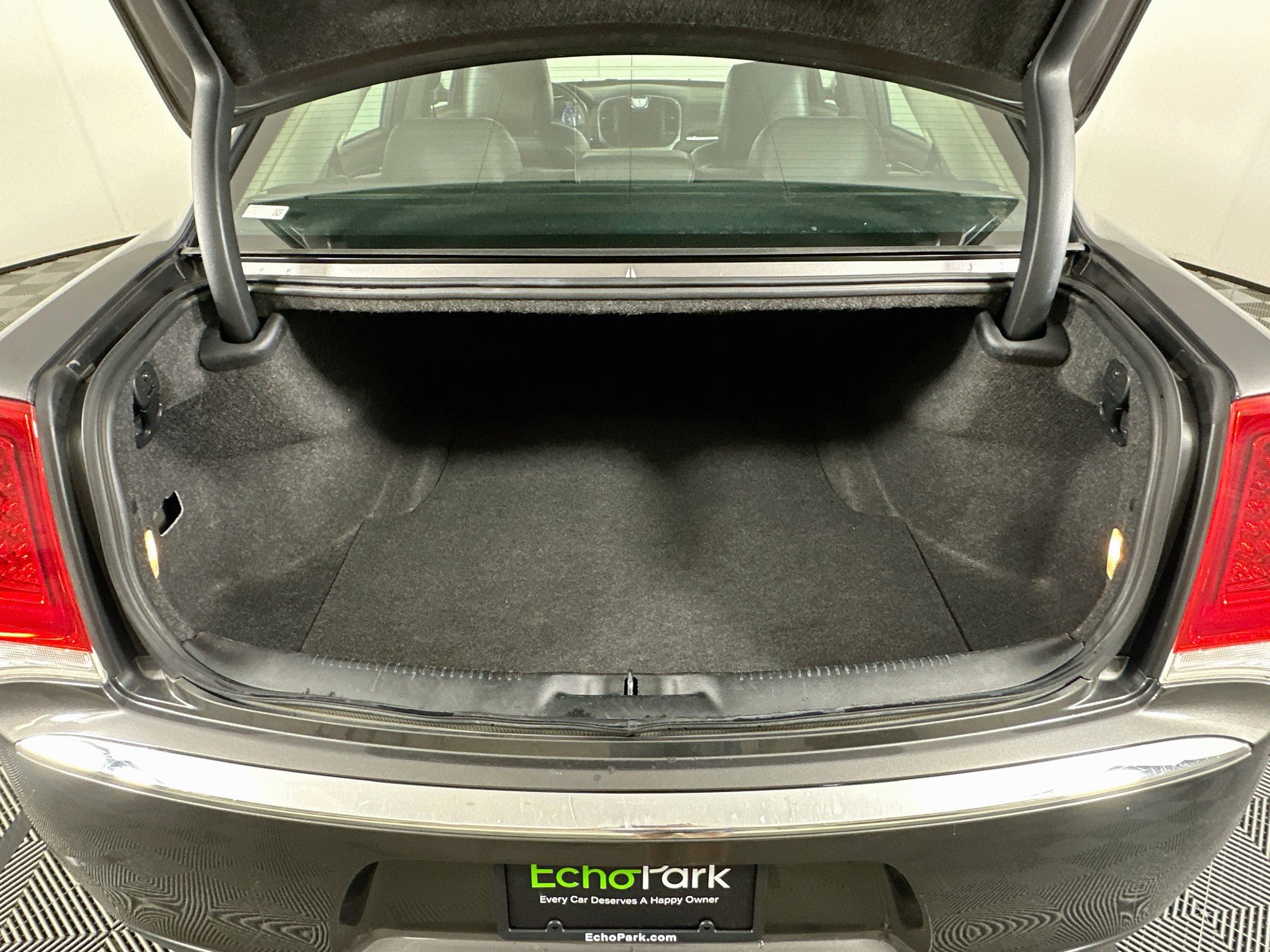 Used 2017 Chrysler 300 C RWD image 29