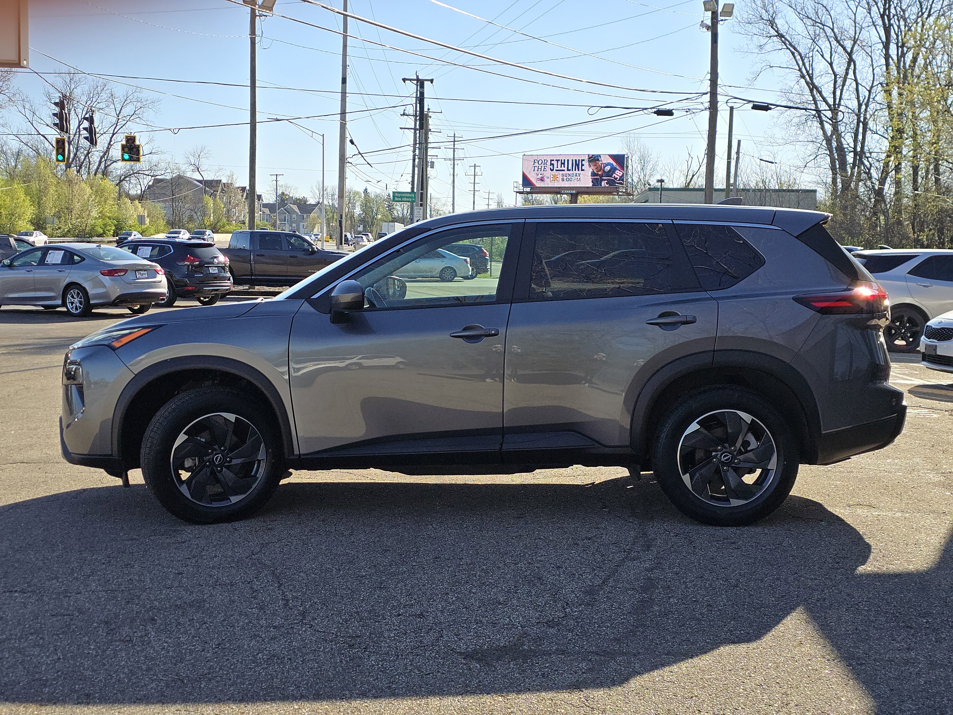 Used 2024 Nissan Rogue SV image 4