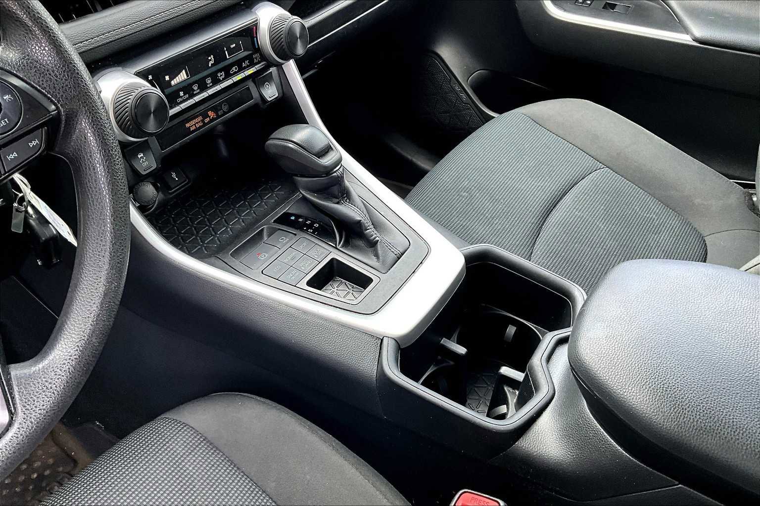 Used 2022 Toyota RAV4 LE image 17