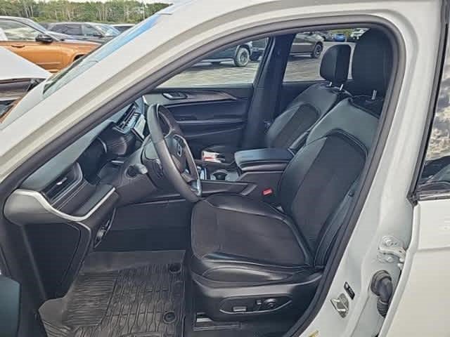 Used 2023 Jeep Grand Cherokee Altitude AWD/4WD image 7