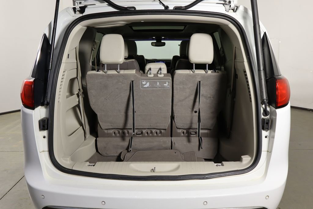 Used 2018 Chrysler Pacifica Touring-L Plus w/ Tire & Wheel Group image 11