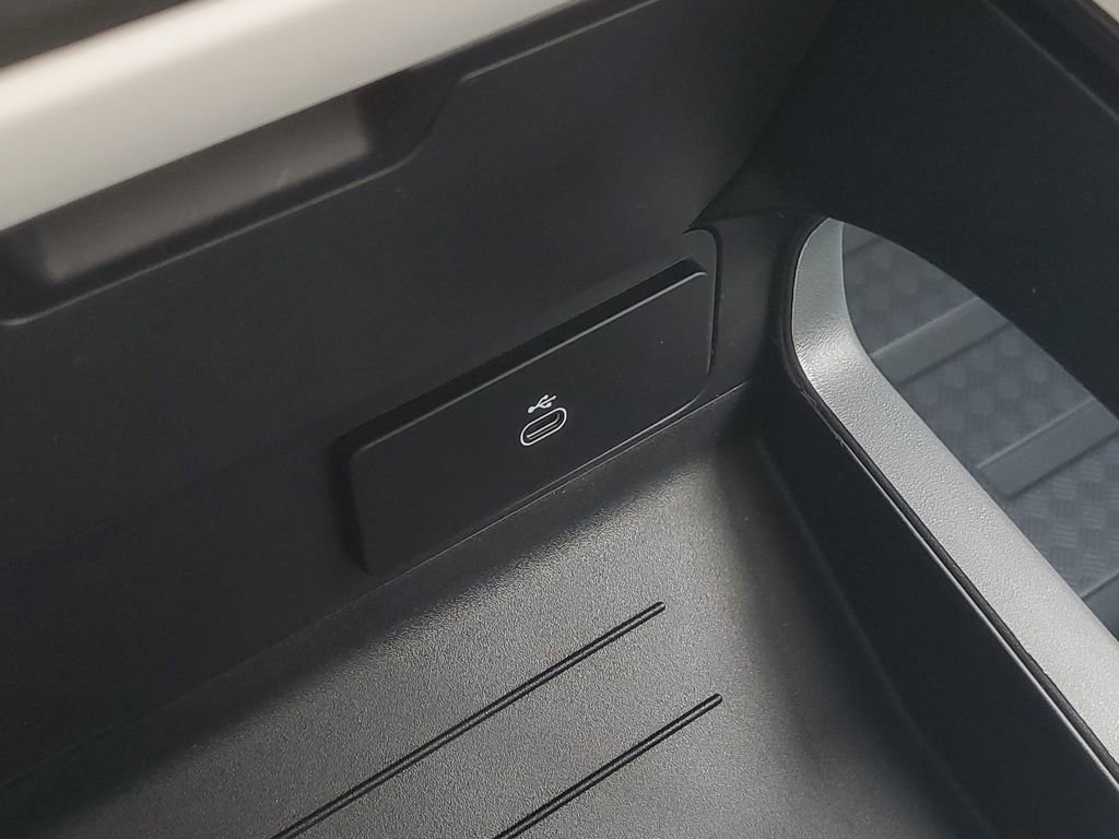 New 2026 Land Rover Defender 130 X-Dynamic SE image 24