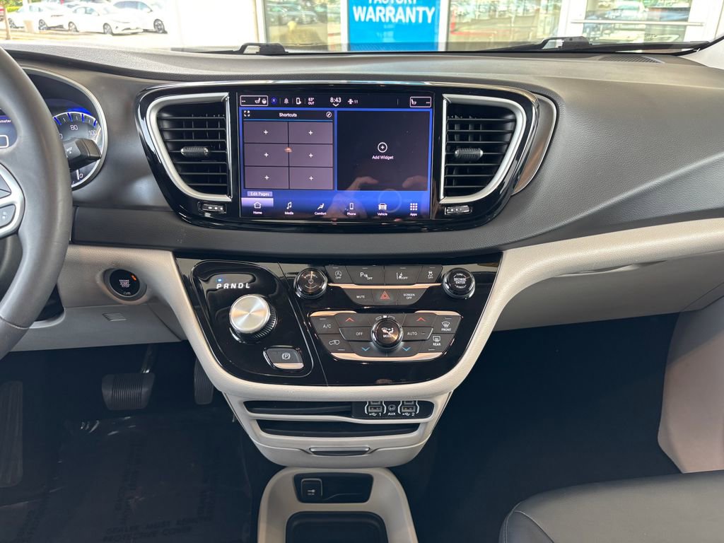 Used 2024 Chrysler Pacifica Touring-L FWD image 13