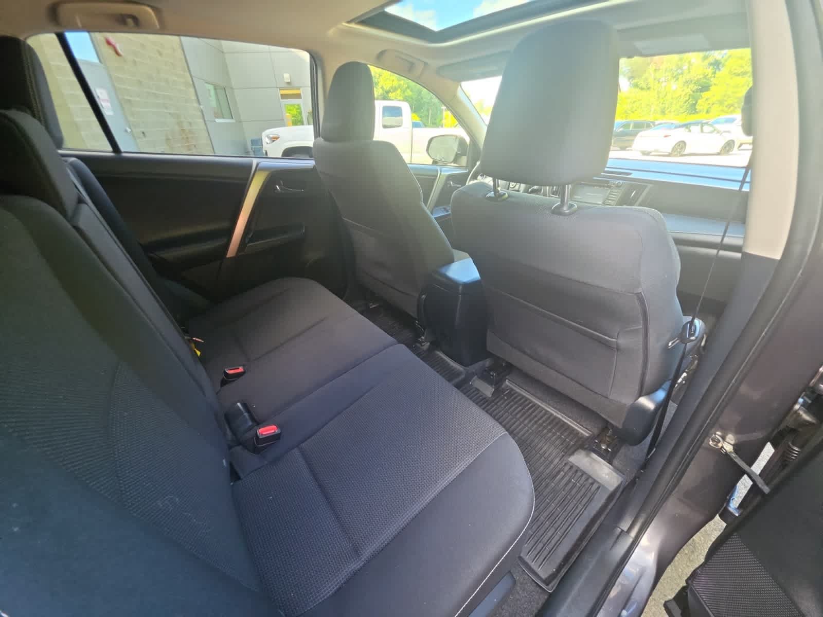 Used 2018 Toyota RAV4 XLE AWD/4WD image 22