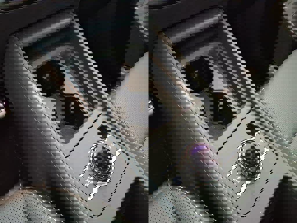 Certified 2025 Volkswagen Tiguan SE R-Line image 13