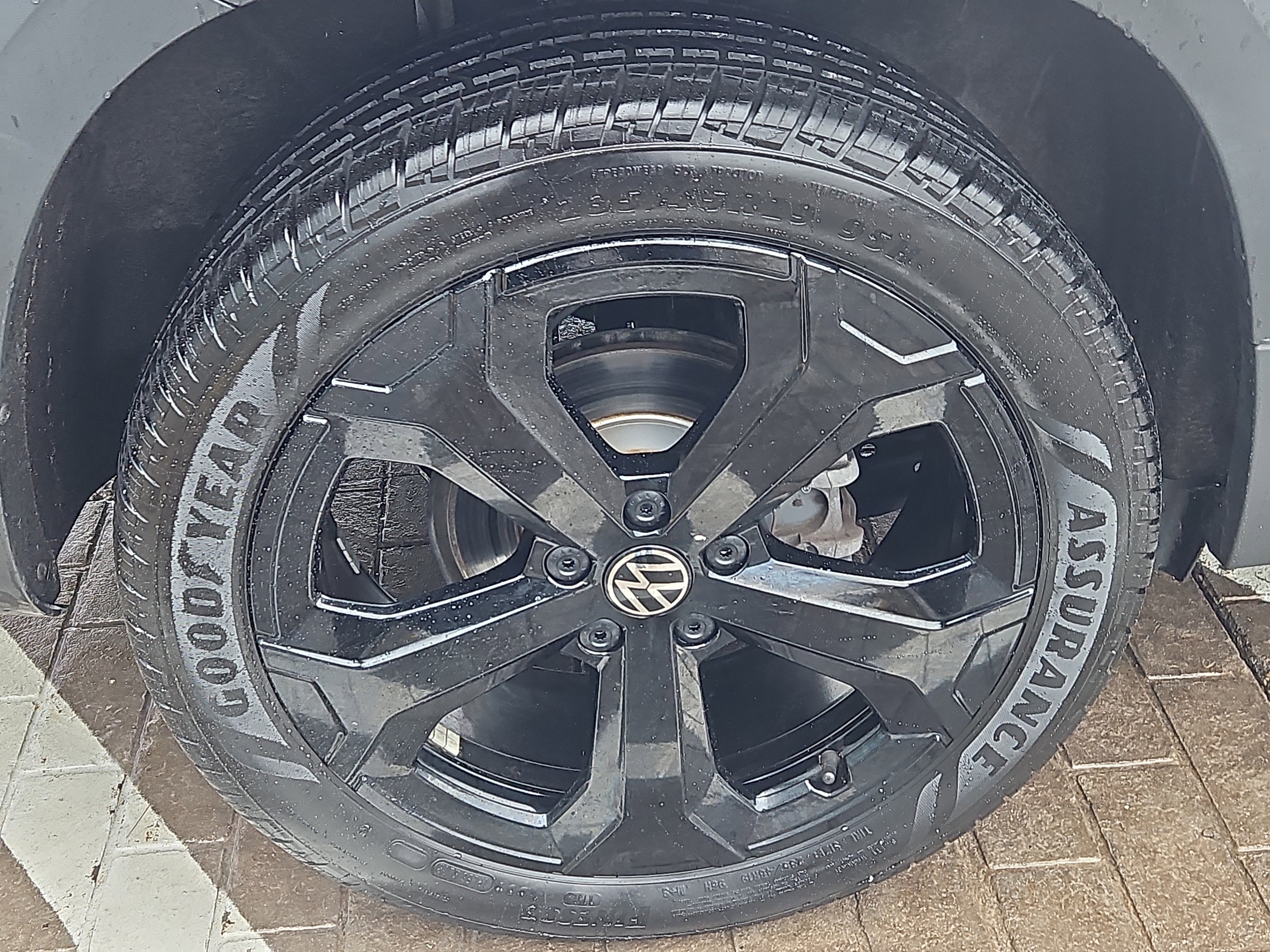 Used 2025 Volkswagen Taos SEL image 29