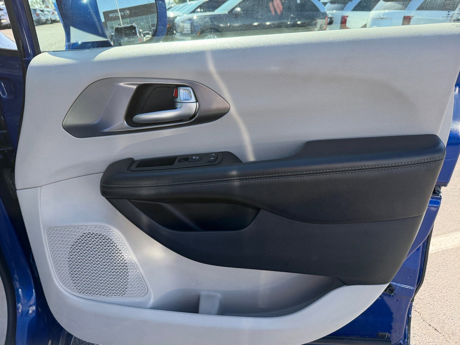 Used 2018 Chrysler Pacifica Limited FWD image 16