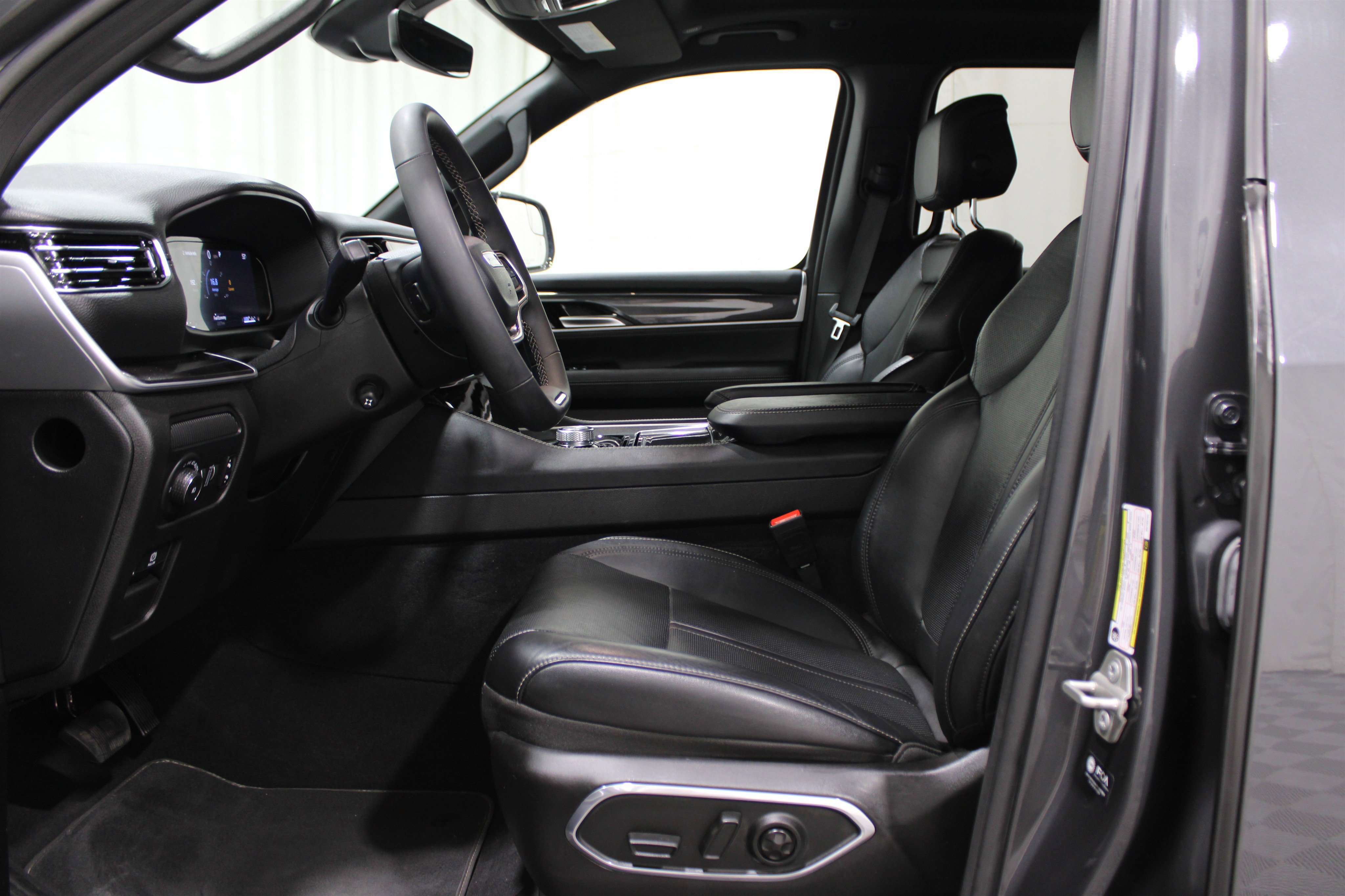 Used 2024 Jeep Wagoneer 4WD w/ Premium Group I image 3