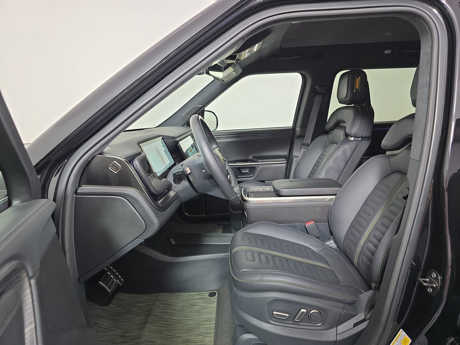 Used 2023 Rivian R1S Adventure Quad AWD/4WD image 20